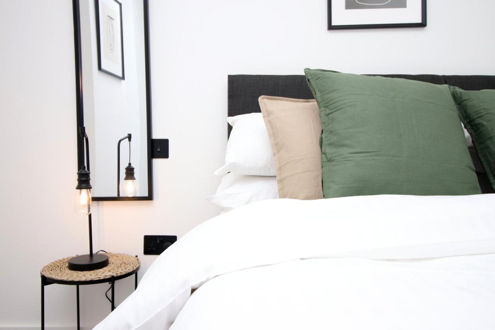 2 Bedroom With Free Parking Swindon Kültér fotó