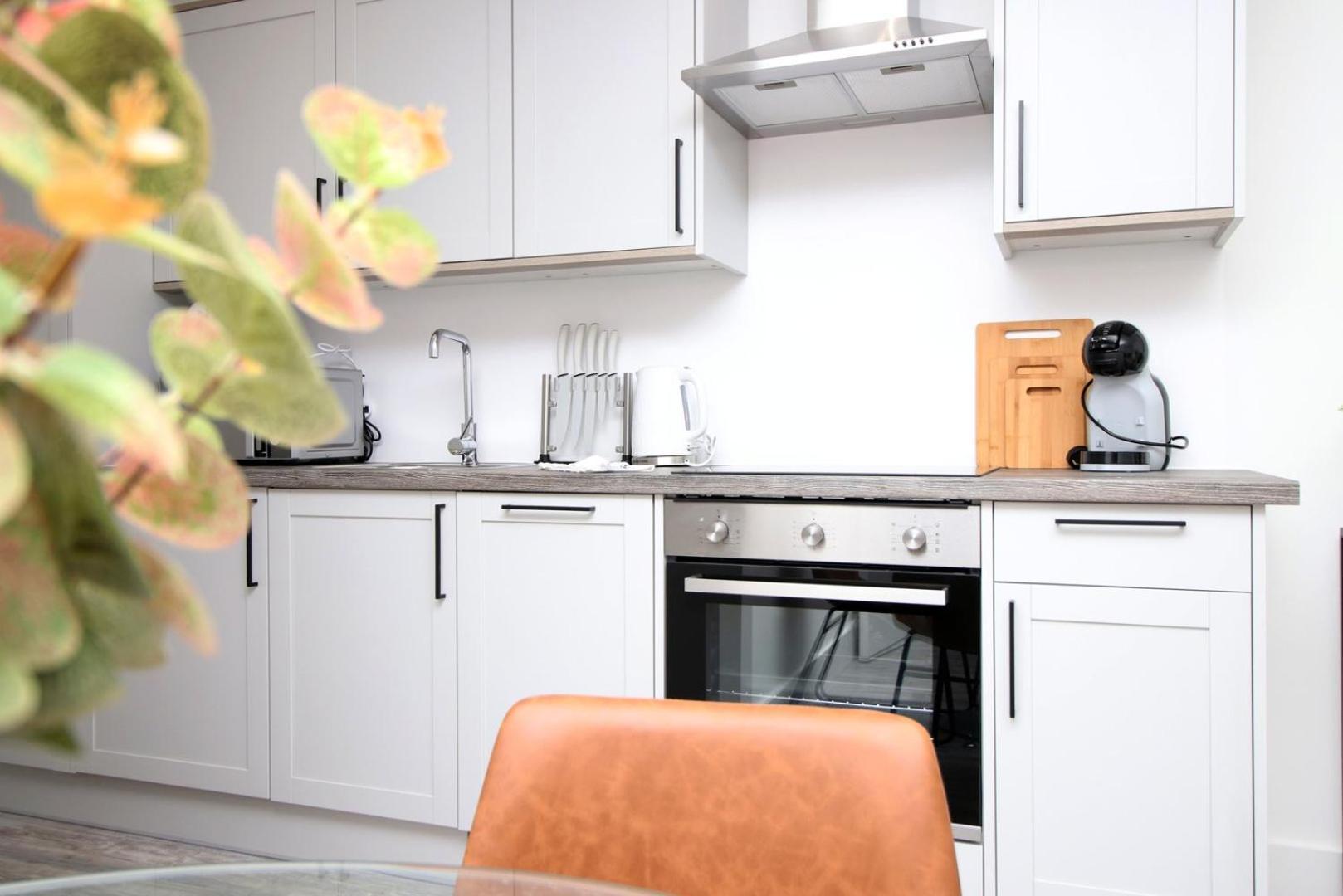 2 Bedroom With Free Parking Swindon Kültér fotó