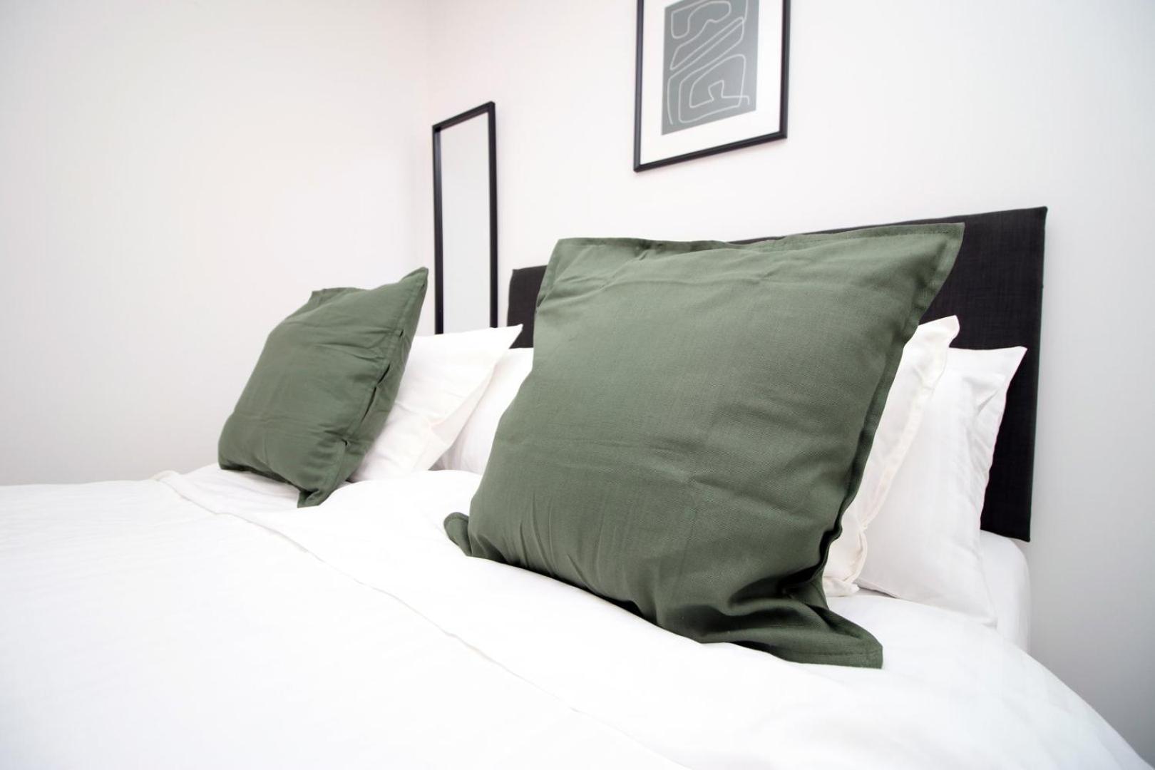 2 Bedroom With Free Parking Swindon Kültér fotó