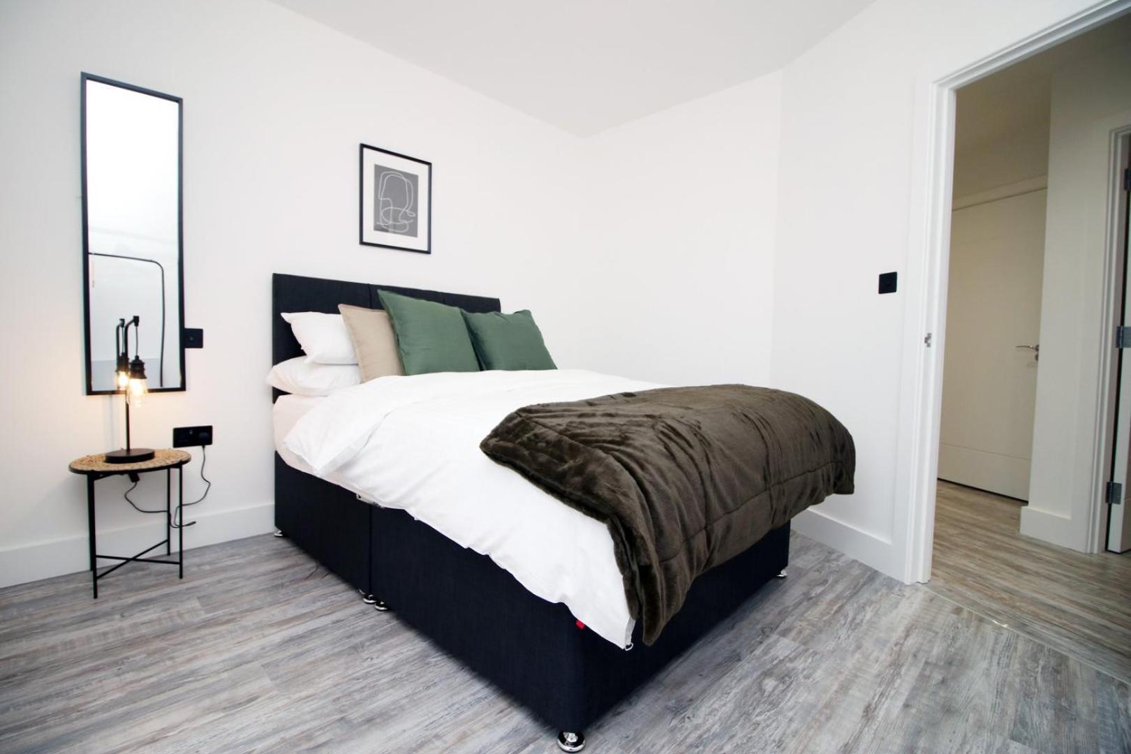 2 Bedroom With Free Parking Swindon Kültér fotó