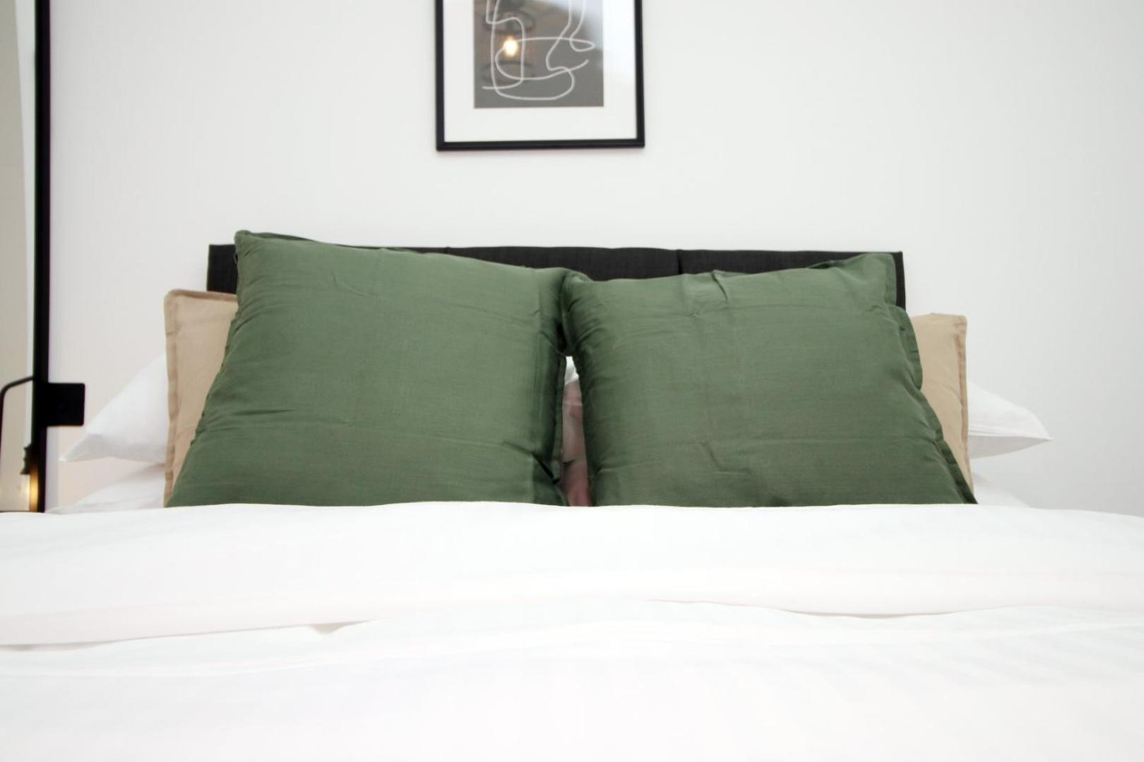2 Bedroom With Free Parking Swindon Kültér fotó