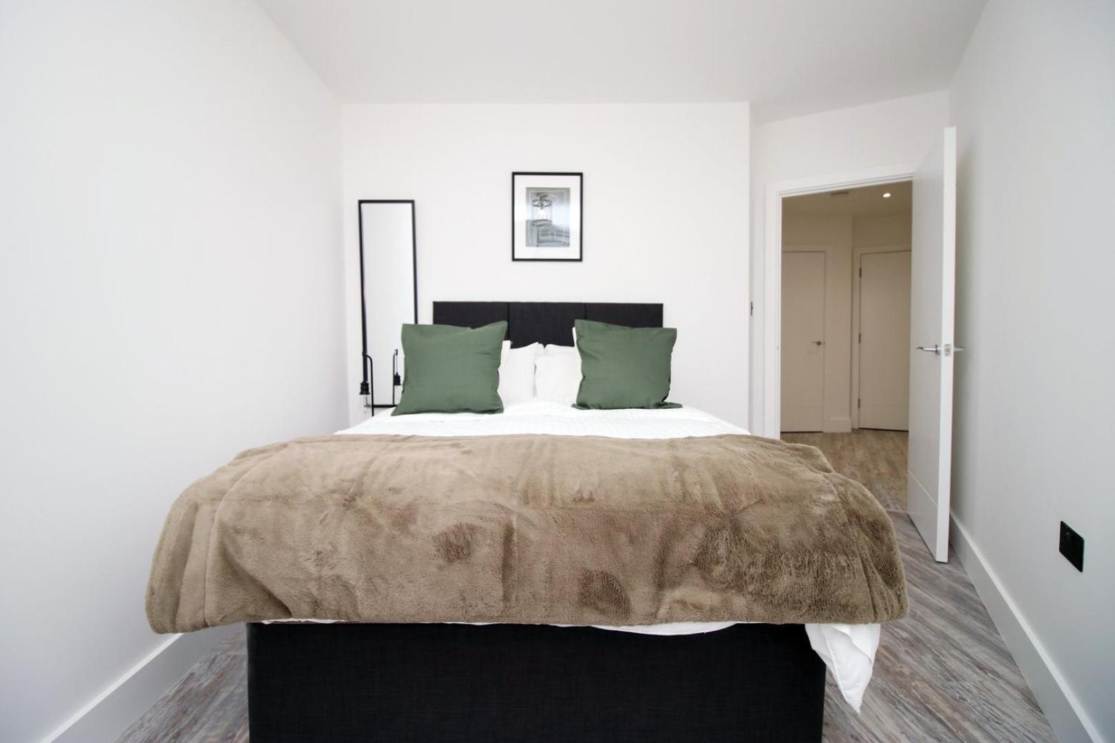 2 Bedroom With Free Parking Swindon Kültér fotó